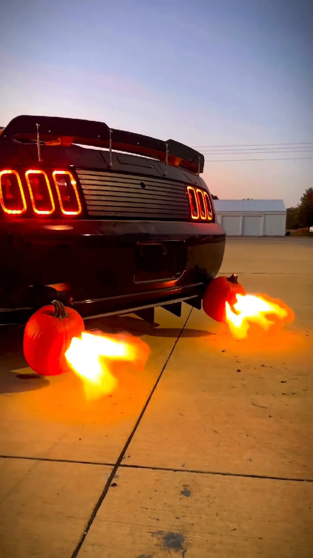 汽车#排气管喷火的野马跑车