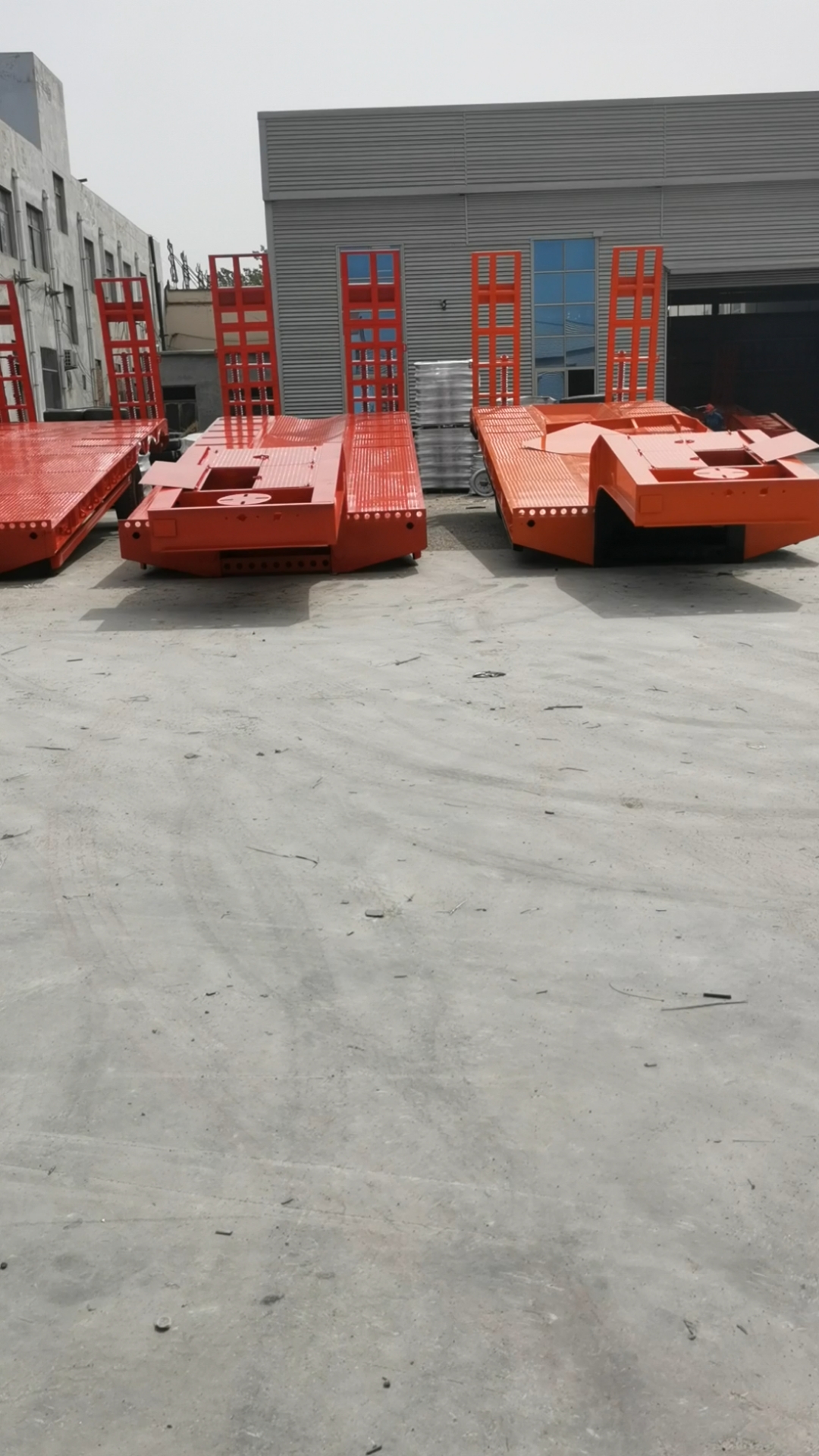 13米钩机板半挂车气弹簧普通爬梯钩机板运输车