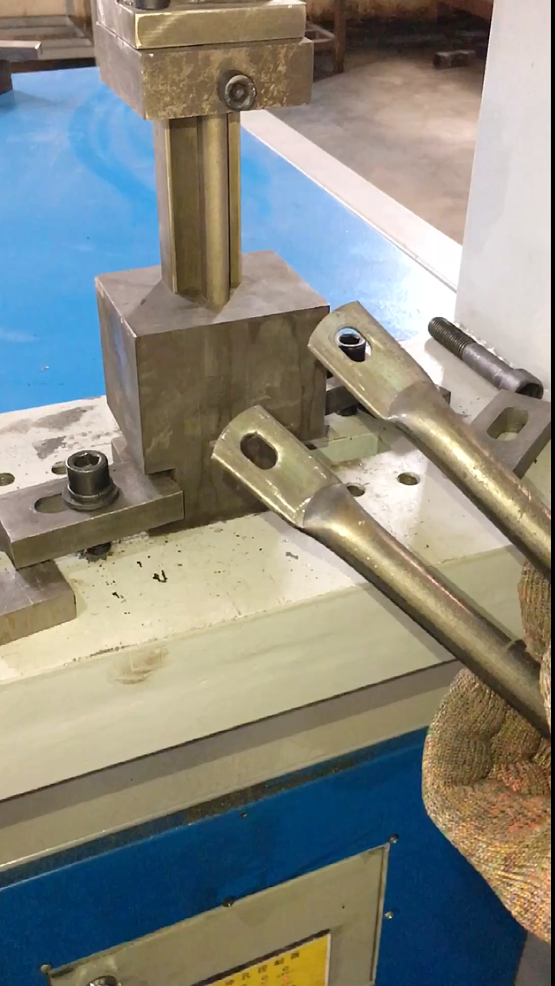 圆管压扁冲孔方管角铁槽钢切断冲剪