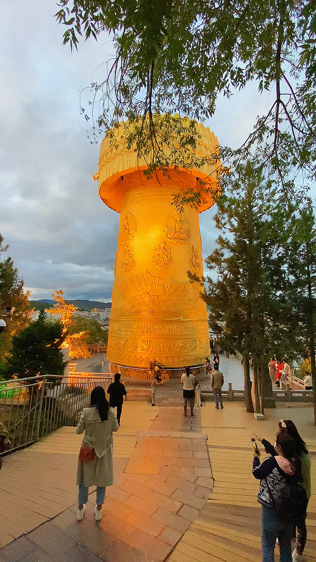 转山转水转佛塔不为修来世只为途中与你相见