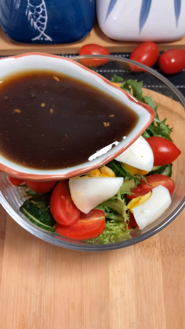 油醋汁蔬菜沙拉和油醋汁真的太配啦