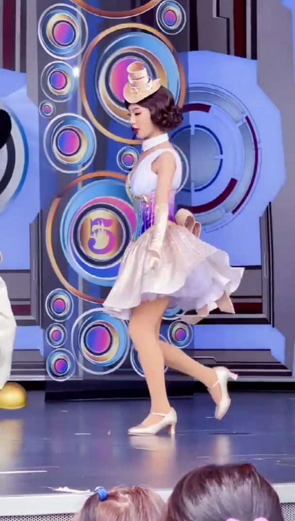 上海迪士尼五周年迪士尼"旋转吧!惊喜"奇妙秀治愈系小姐姐雨晨舞蹈