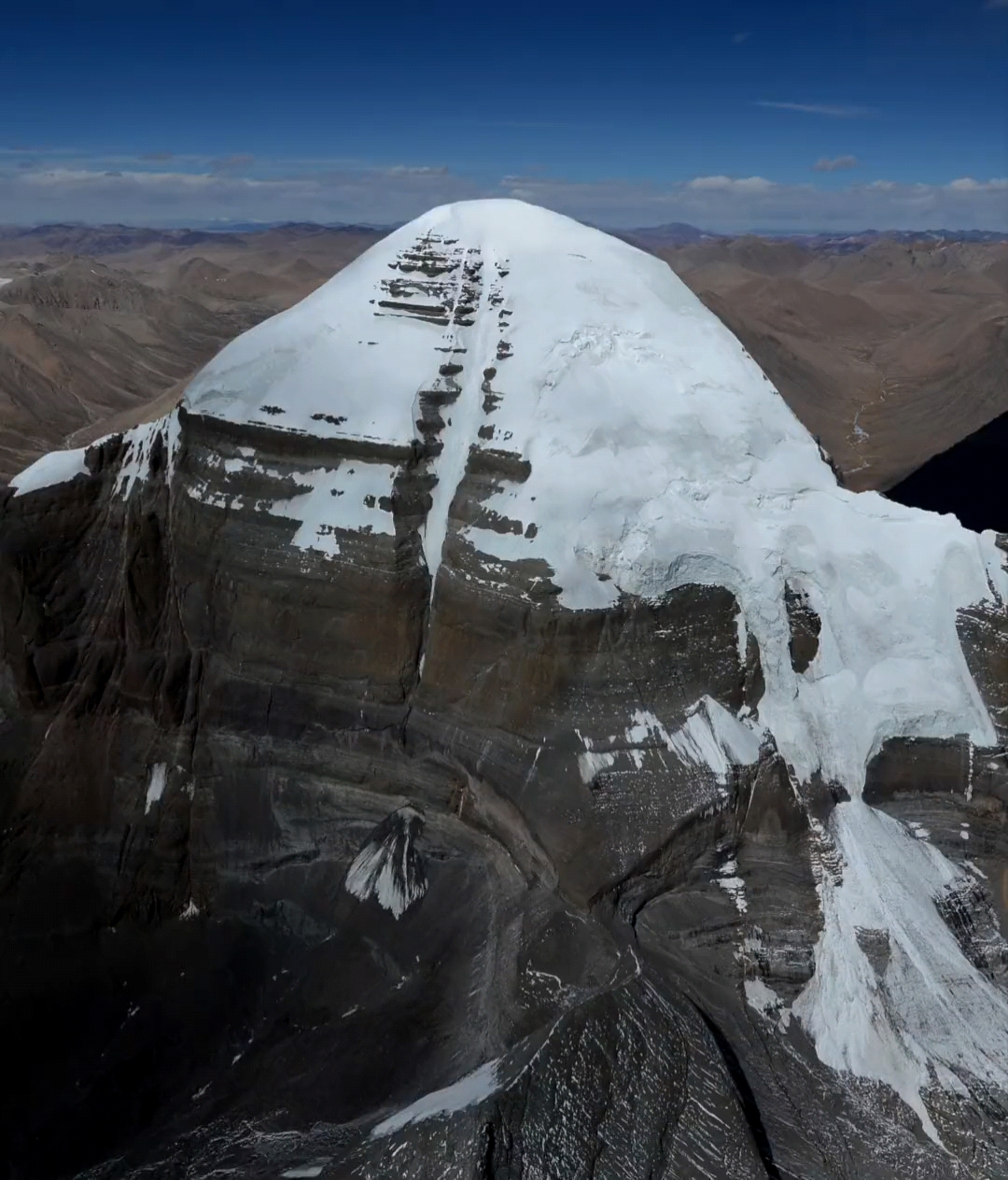 冈仁波齐峰一座不允许攀登的雪山大家都很好奇它的顶部是什么样答案就