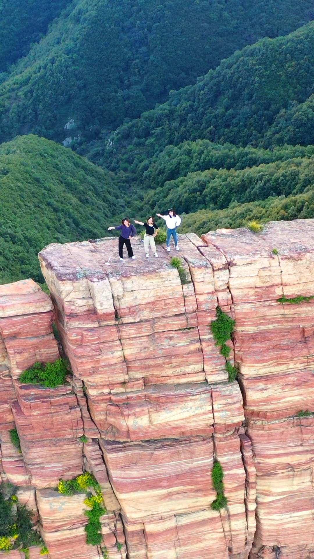旅行#九女峰一米崖,走在上面腿都发软,胆子真大姐姐竟然这样秀!