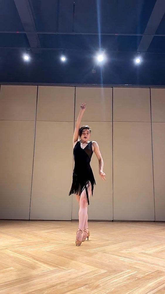 #拉丁舞#妖娆舞姿，柔美迷人的伦巴舞，赏心悦目,舞蹈,艺术舞蹈,好看视频