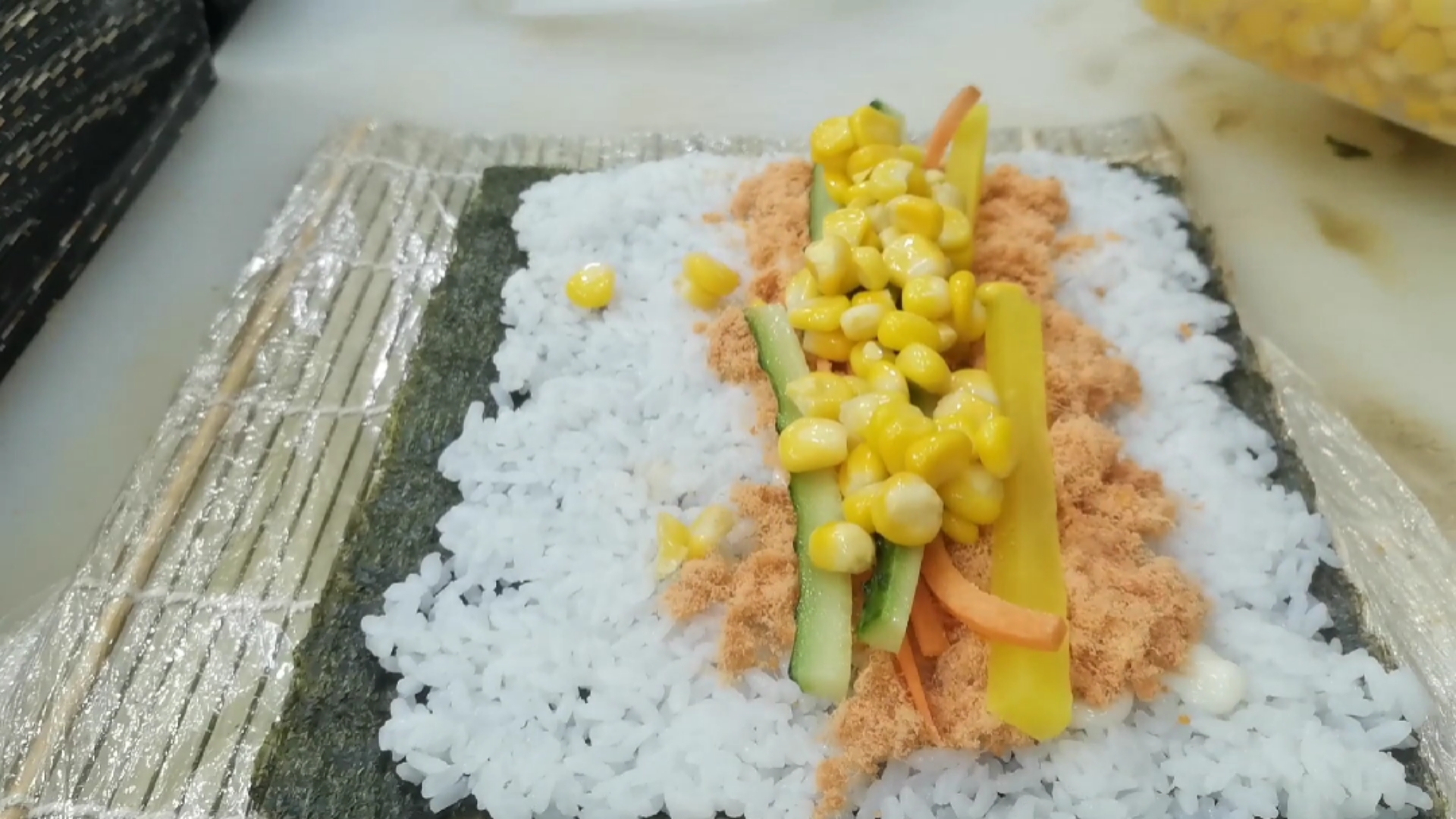 破壳计划#玉米沙拉肉松寿司的制作方法