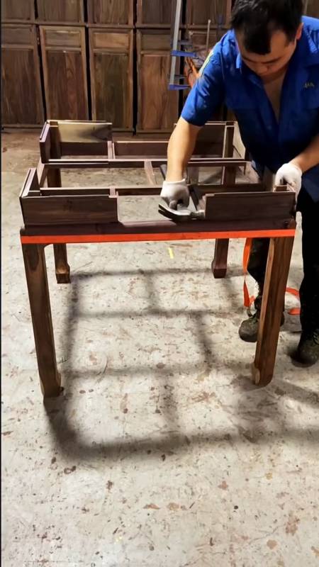 传统红木八仙桌制作过程,一榫一卯相互衔接,严丝合缝叹为观止!-度小视