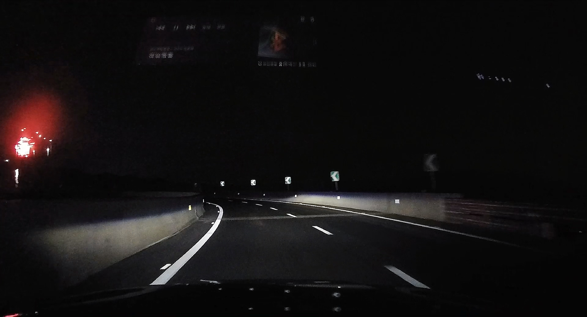 在路上夜晚开在高速真的特别放松一天的疲惫全部甩在后面