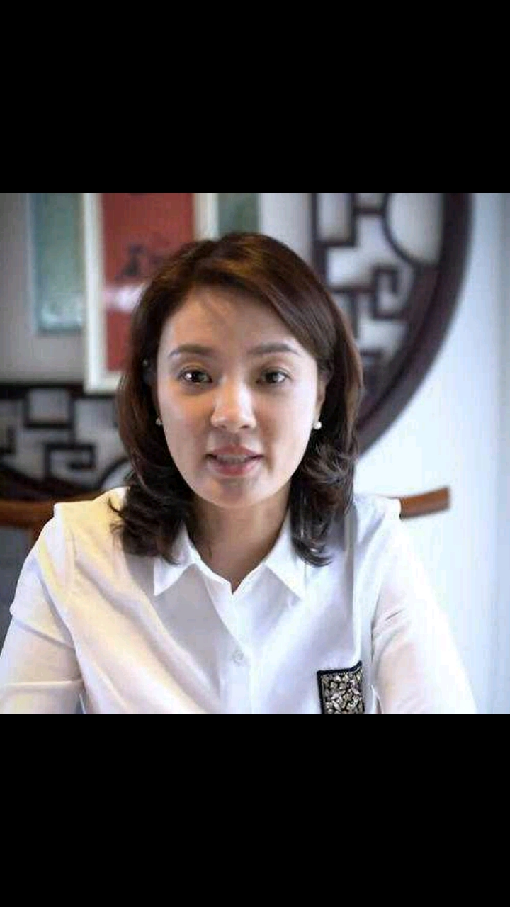 44岁美女主持人刘芳菲素颜近照曝光,不施粉黛知性大方气质好