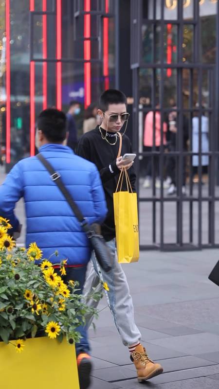 玉总一个人逛太古里依旧是很潇洒