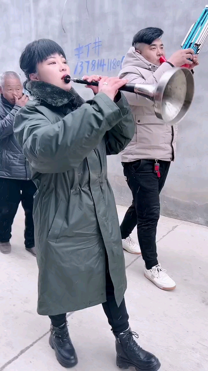 段莎莎不愧是豫东年轻的女唢呐王吹的真规矩