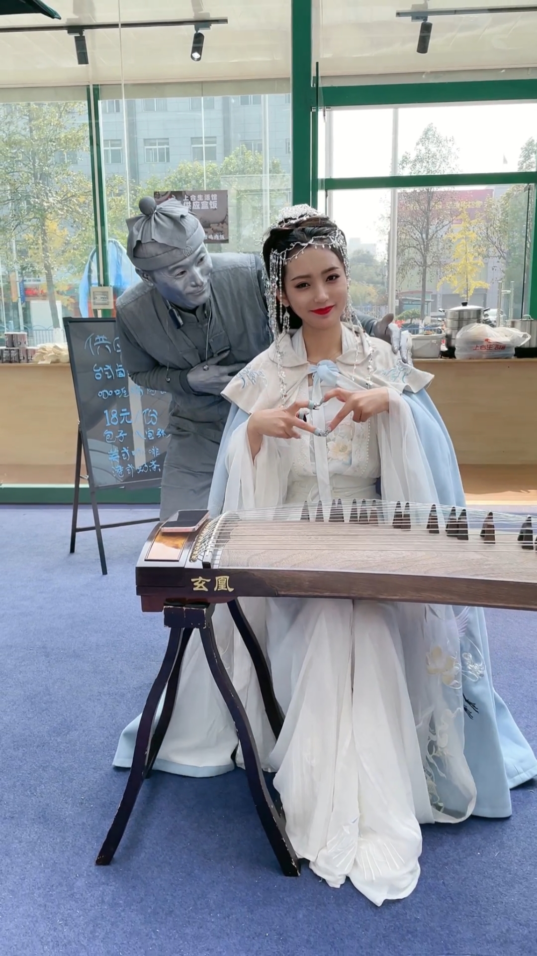 大唐不夜城千艺仙女下凡来奏响杨凌农高会现场被可耐的银人小哥哥吓了