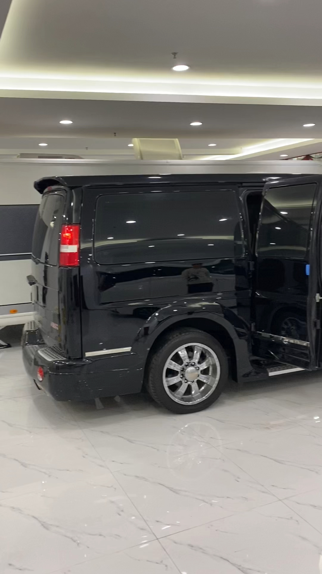 进口gmc大保姆车外观霸气内饰奢华