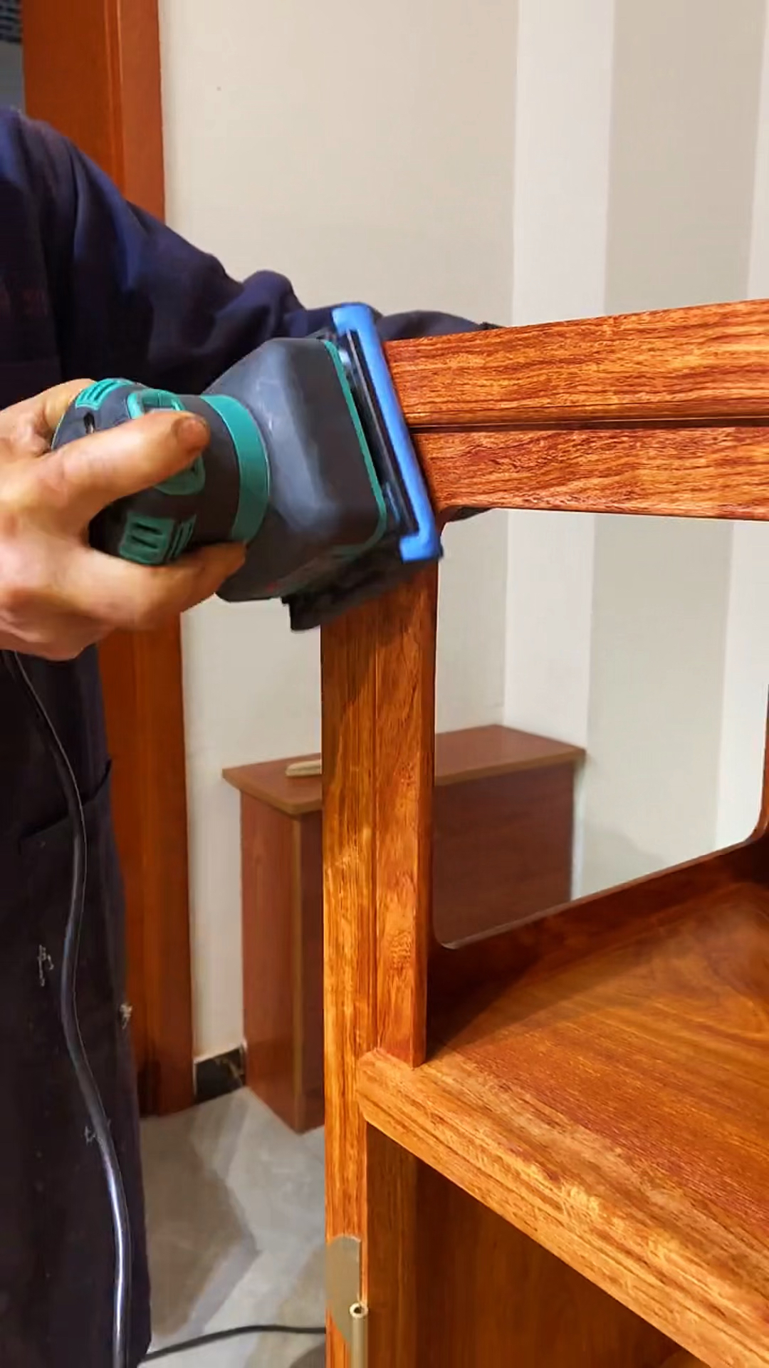 红木家具制作过程#红木家具表面打磨处理,让家具更加细致光泽!