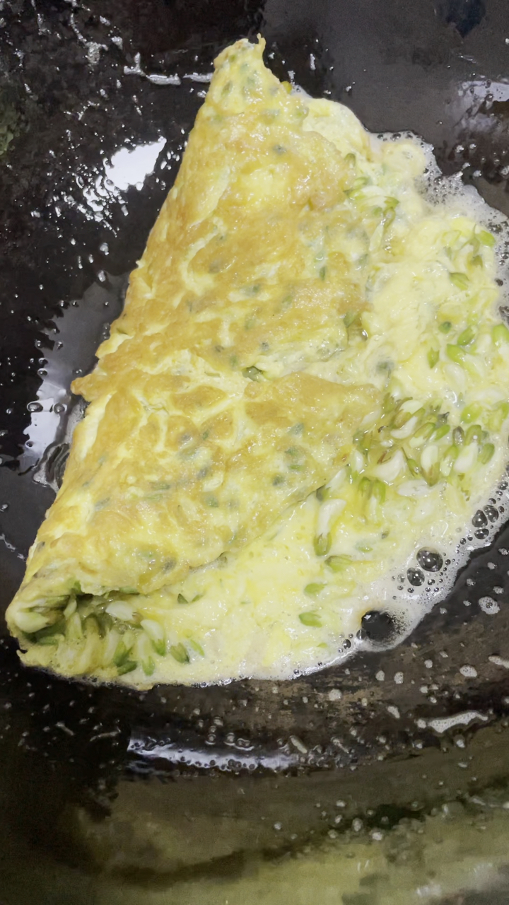 春日好食光#再忙也要好好吃饭,晒一下今晚做的新菜:槐花煎蛋