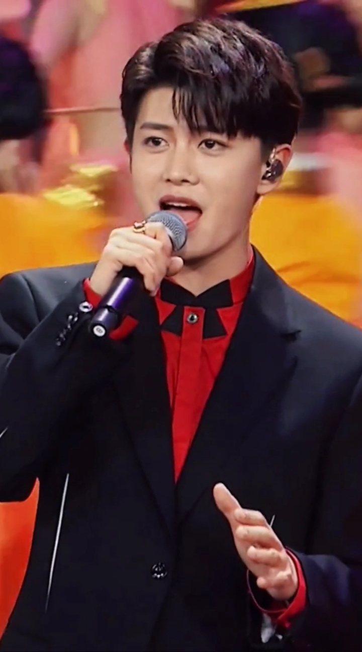 明星#任嘉伦出席晚会,上台唱一首,样子特甜