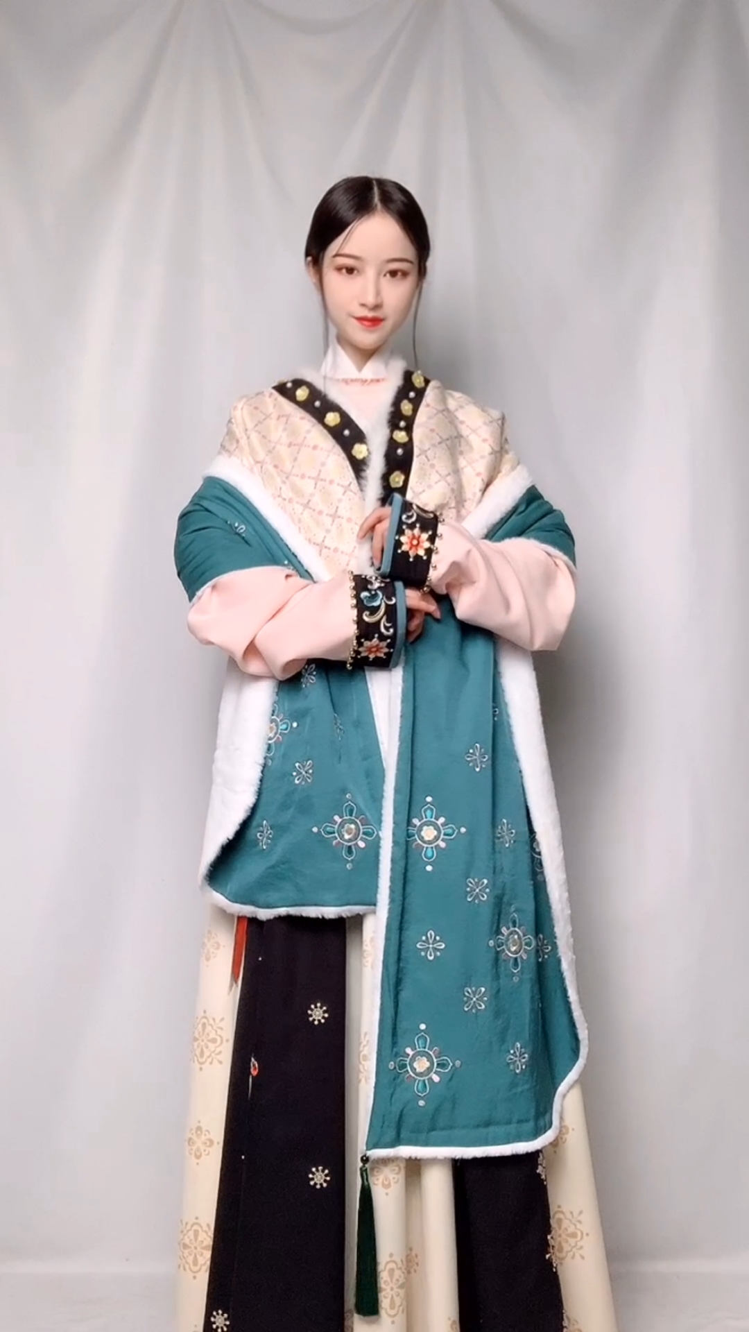 汉服#唐制冬装长啥样?秋冬还可以这样穿哦,保暖又好看-度小视