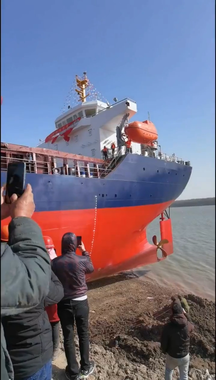 原来大船是这样下水的,第一次见,长见识了