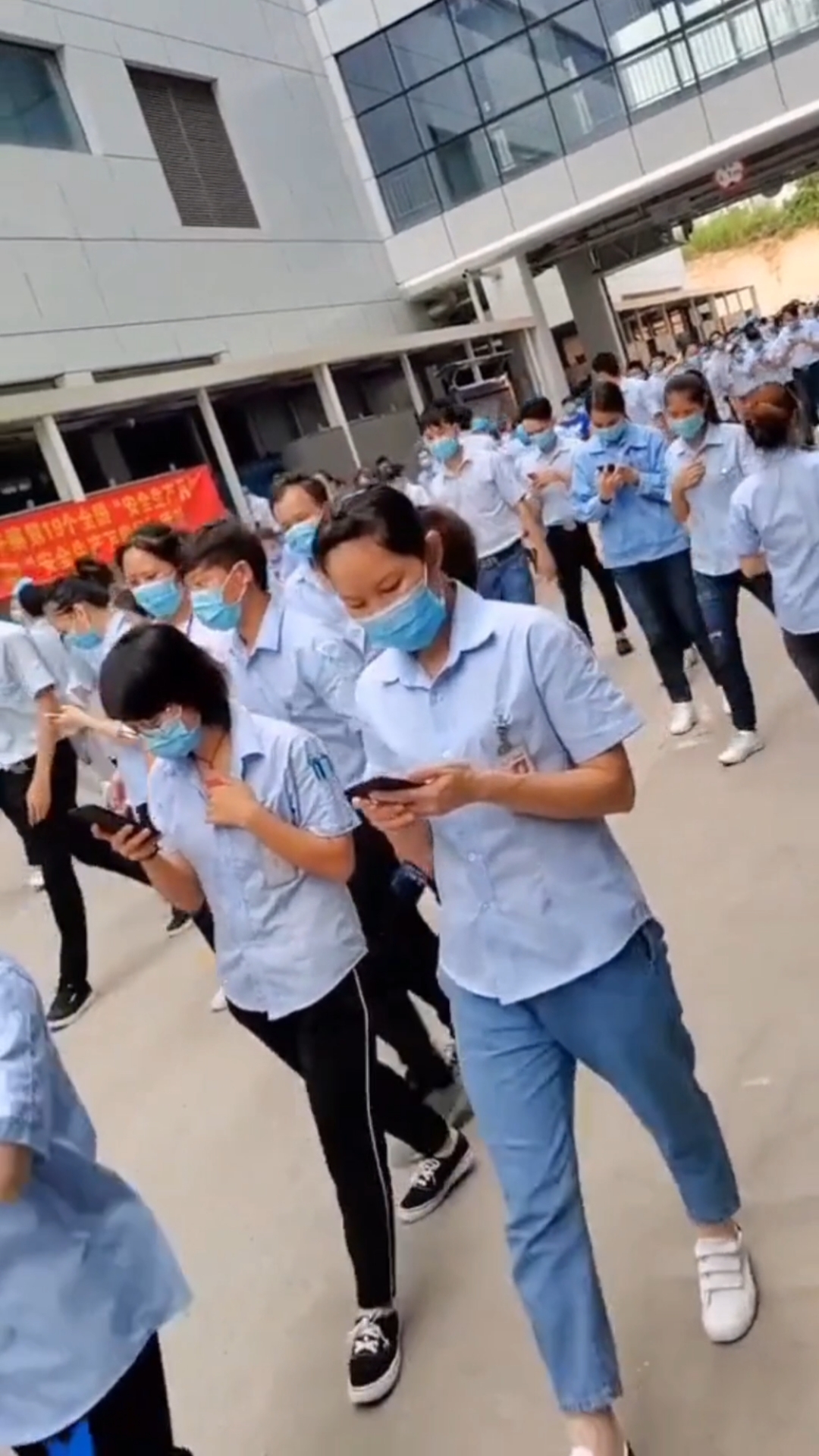 谁说工厂没女孩,下班的时候都是清一色的女生.-度小视