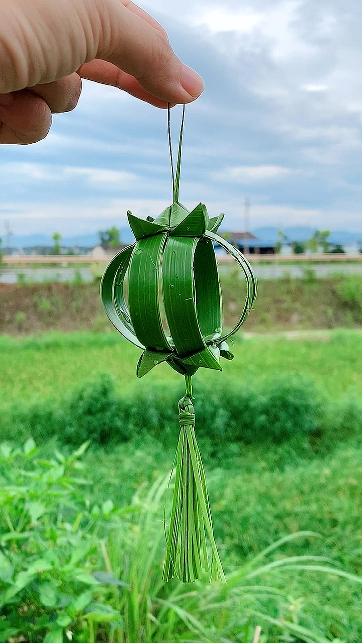 寻找最牛手艺人#棕榈叶编的小灯笼,喜欢吗?-度小视