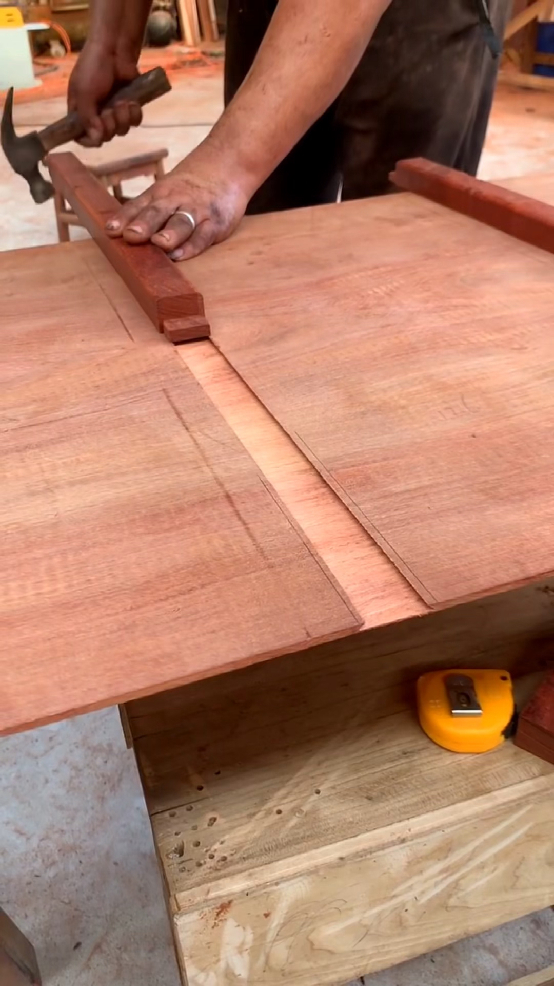 新启专项#红木家具面板加装穿带榫,让家具面板更加牢固耐用!