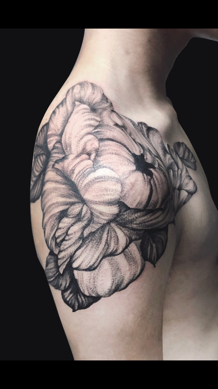 广州纹身#大肩花纹身,小哥很怕痛,纹的时候不停的动,纹完也太容易了