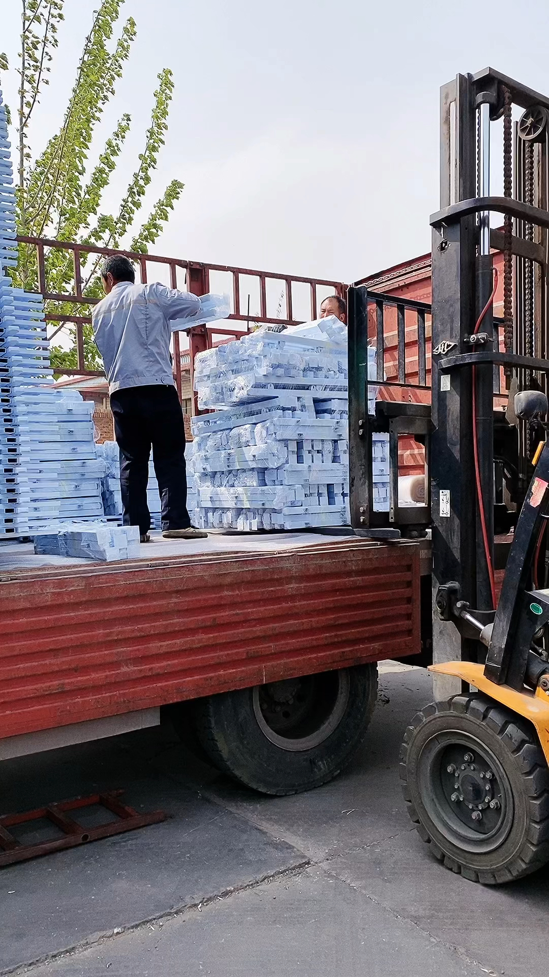 #绿化小护栏#全白色绿化草坪护栏装车发货,你所在城市安装景观护栏了