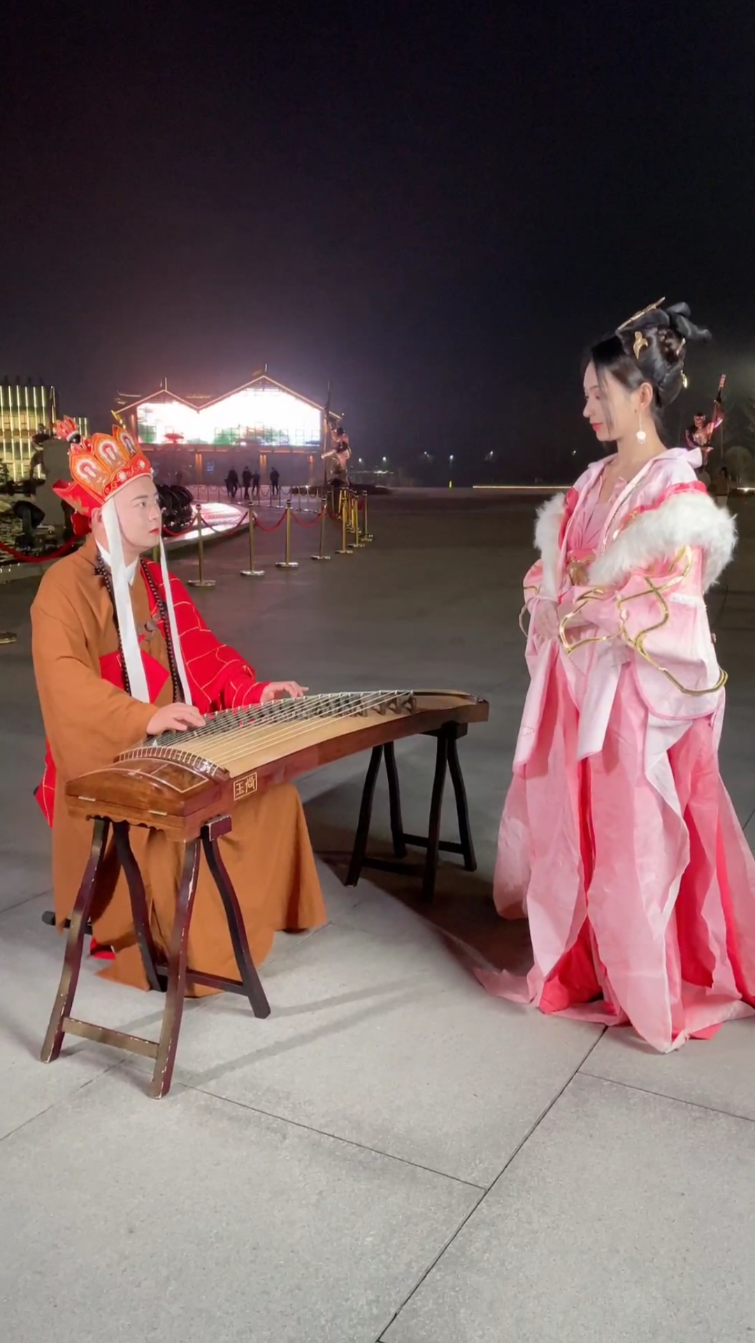 千艺仙女下凡来游玩偶遇圣僧弹奏,悄悄问圣僧女儿美不美?