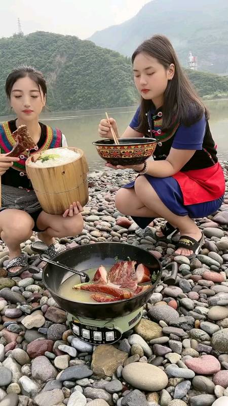 找女朋友就要找农村姑娘,虽然不漂亮,但是勤劳善良,还会洗衣做饭,这样