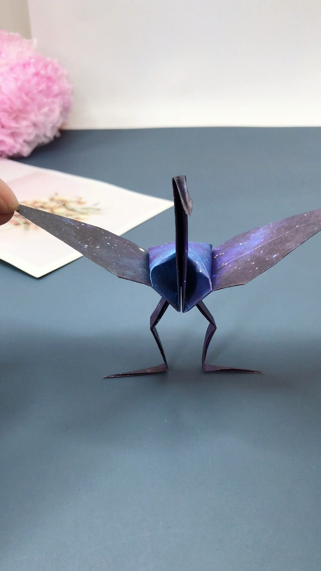 手工折纸#一张正方形纸折会跳舞的千纸鹤-度小视