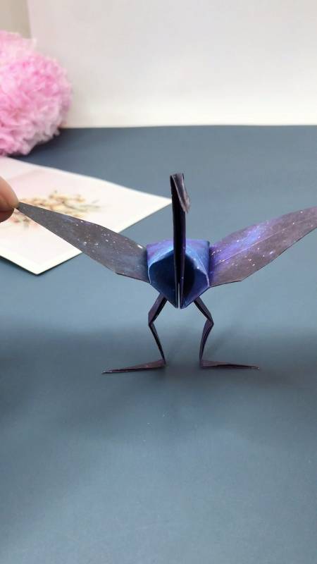 手工折纸#一张正方形纸折会跳舞的千纸鹤-度小视