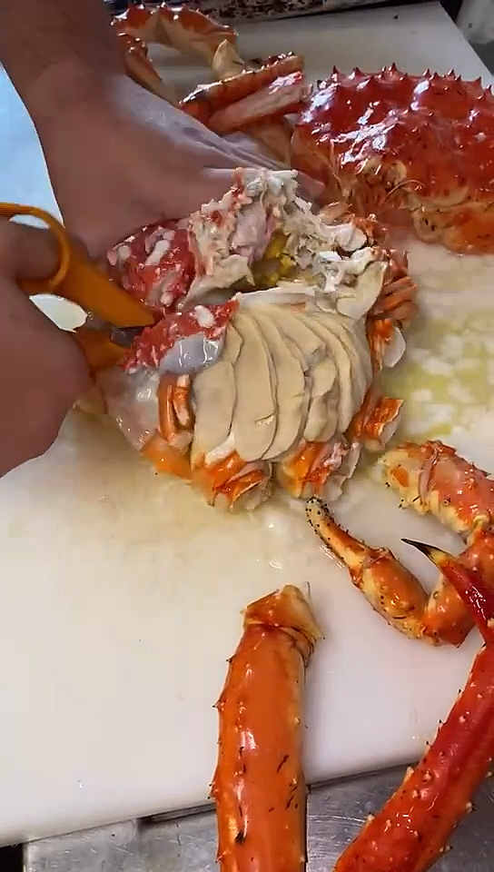 帝王蟹蒸熟的帝王蟹处理方法大家看看这个手法怎么样