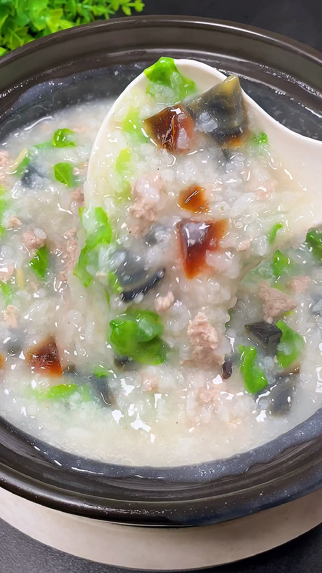 夏食记#天气转凉来碗即暖胃又暖心的皮蛋瘦肉粥吧