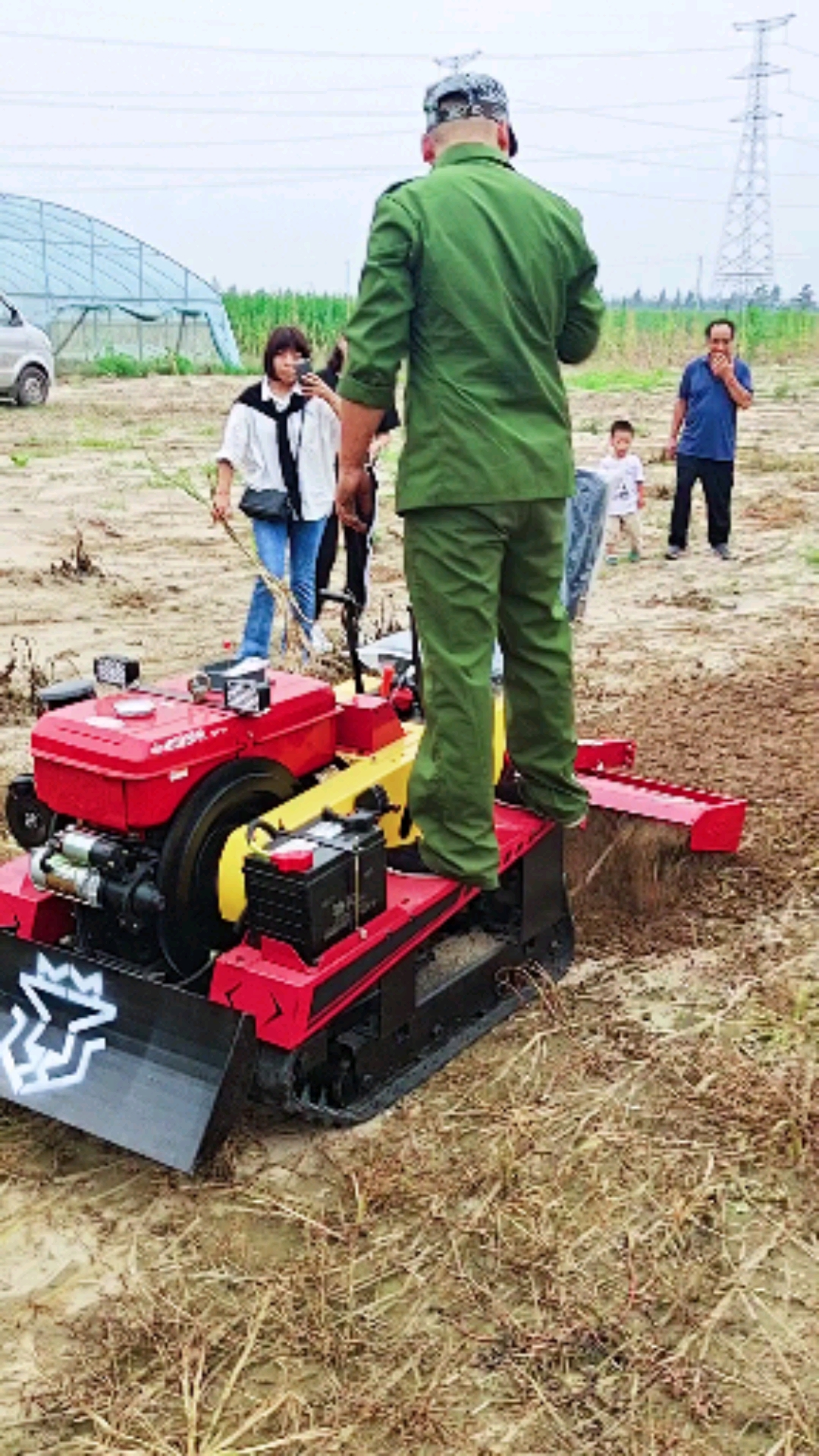 多功能履带旋耕机#履带小坦克,轻松一点,再轻松一点.