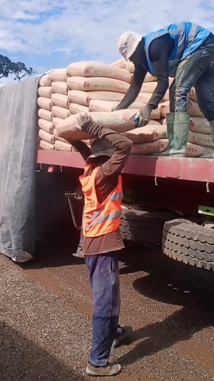 当地人这样卸水泥