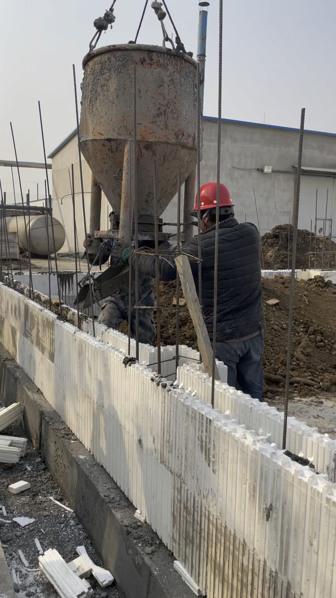 模块建房#海容模块建房施工第二天,四人建房