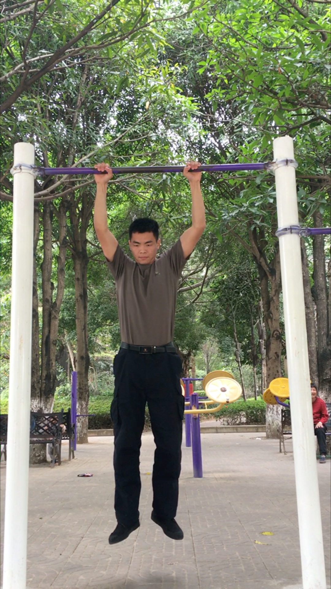 我要上热门#部队标准单杠一练习