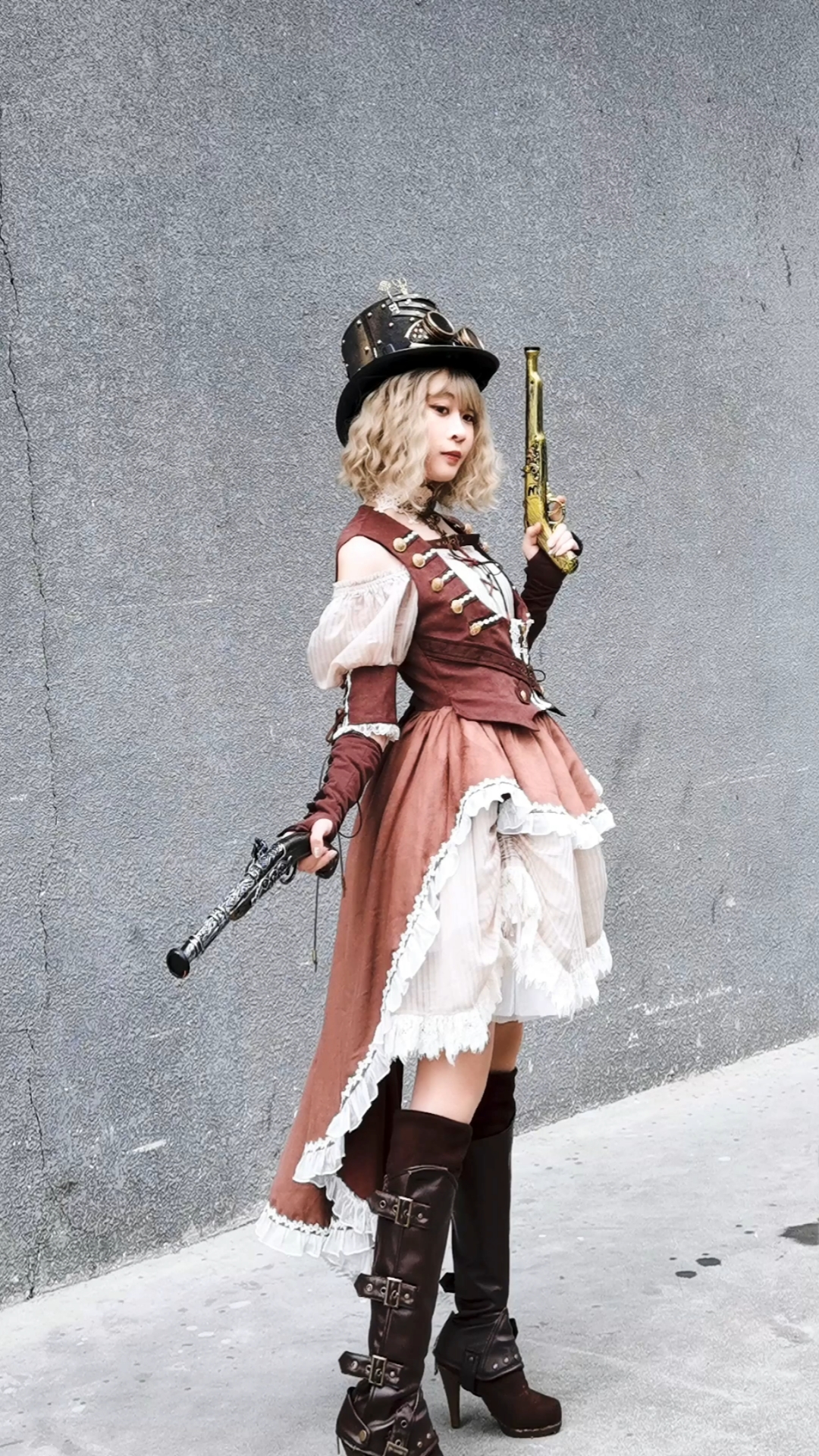 #夏日穿搭#漫展现场,手持双枪(假枪)的小姐姐,很有气质.#漫展##cospla