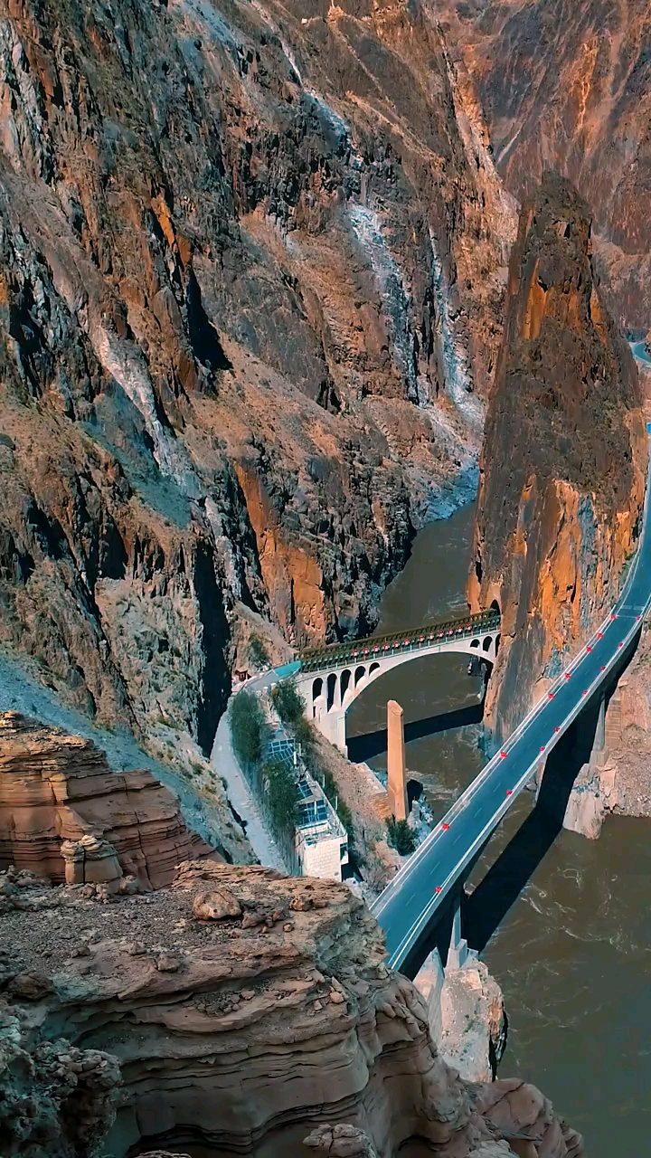 向英雄致敬#虽然开通了新的大桥,但每一辆经过怒江大桥的车,都会玫蜒