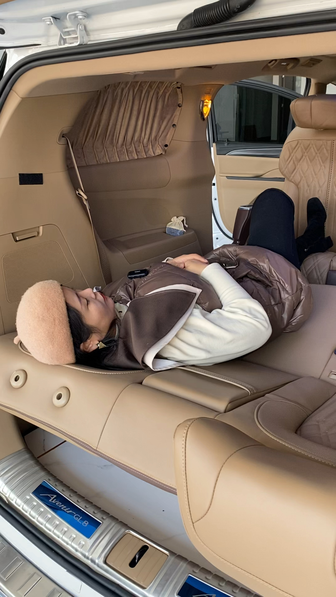 不一样的人生#老板娘就喜欢在车里睡觉,gl8这样改出门挺方便的.