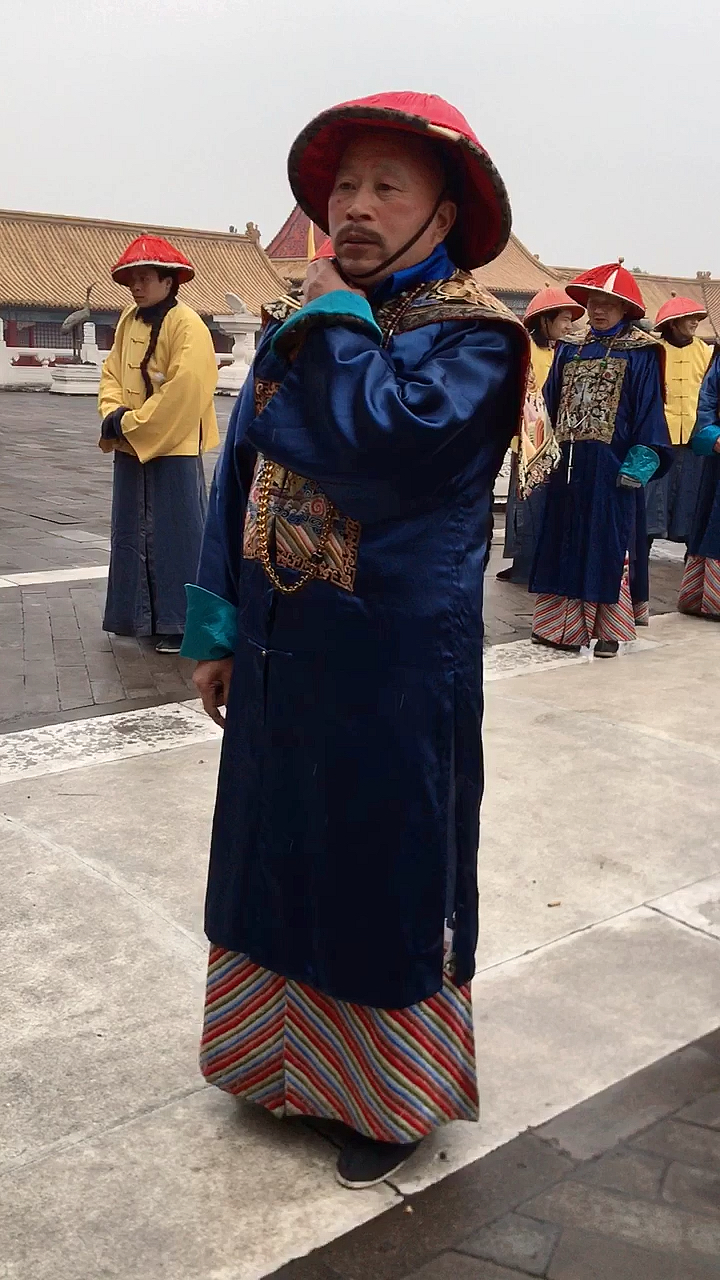 文武百官上朝了