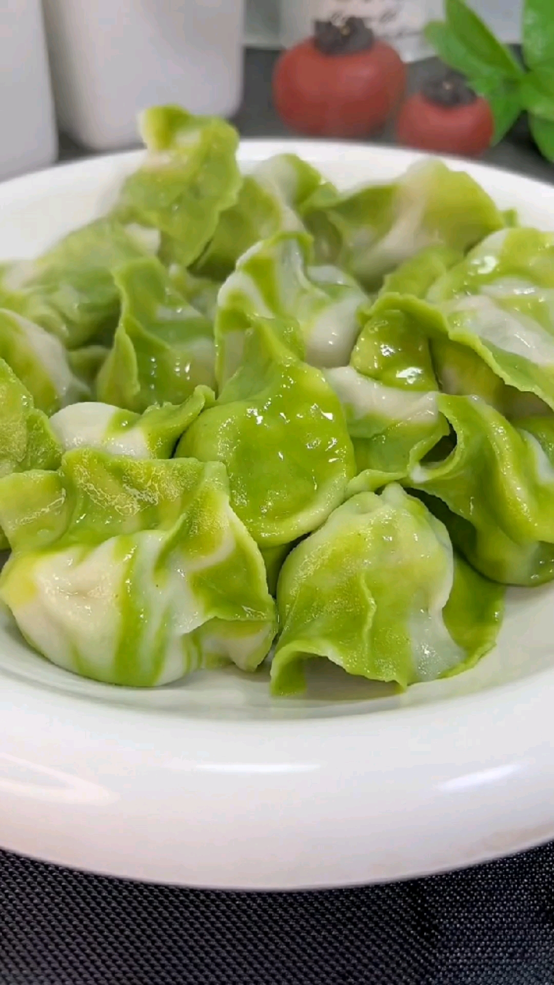 在家做个拿手菜菠菜汁双色饺子