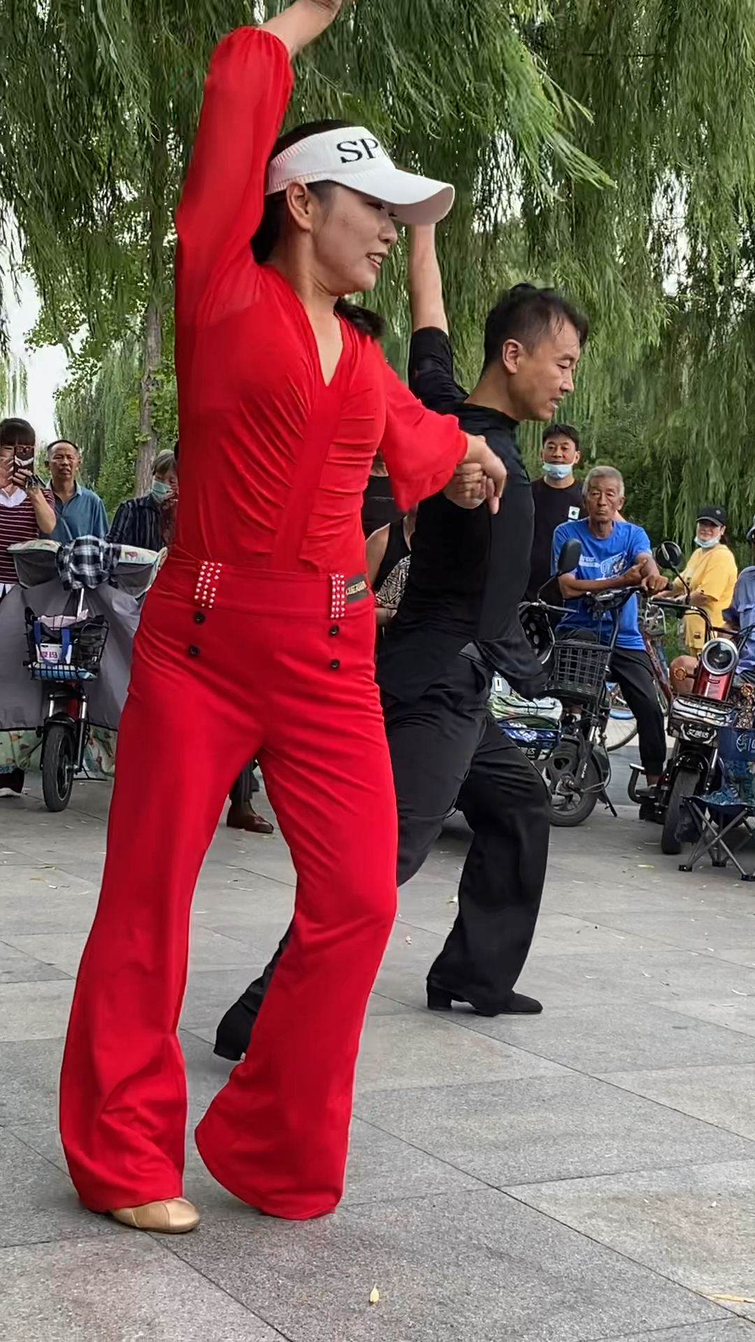 快乐吉特巴舞#美女,跳的帽子都掉在地上了.