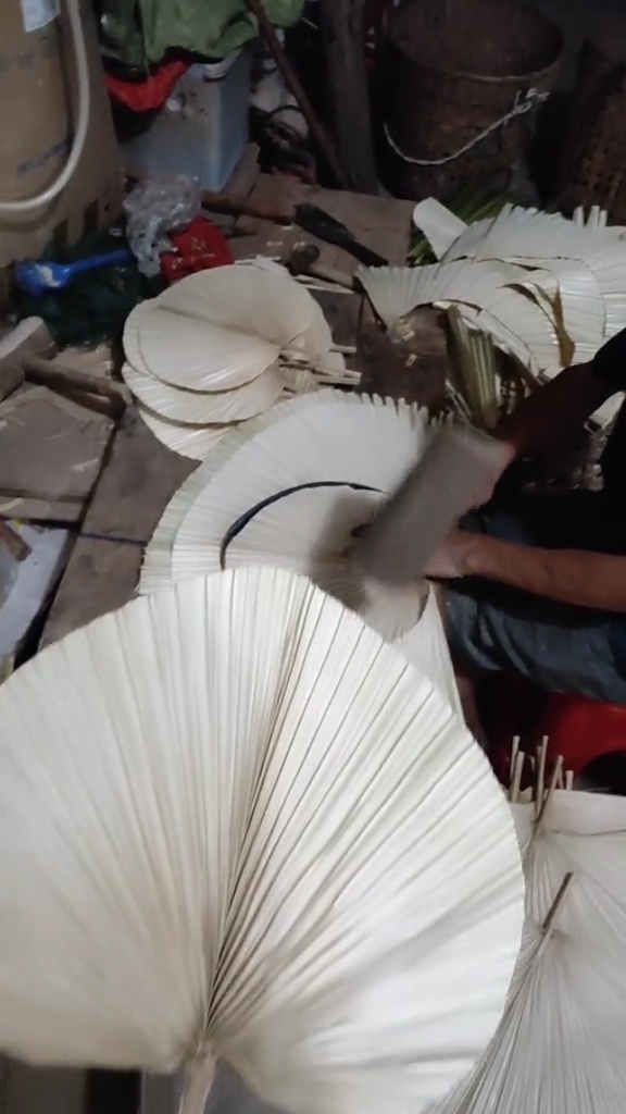 蒲扇打样过程,纯手工制作的蒲扇