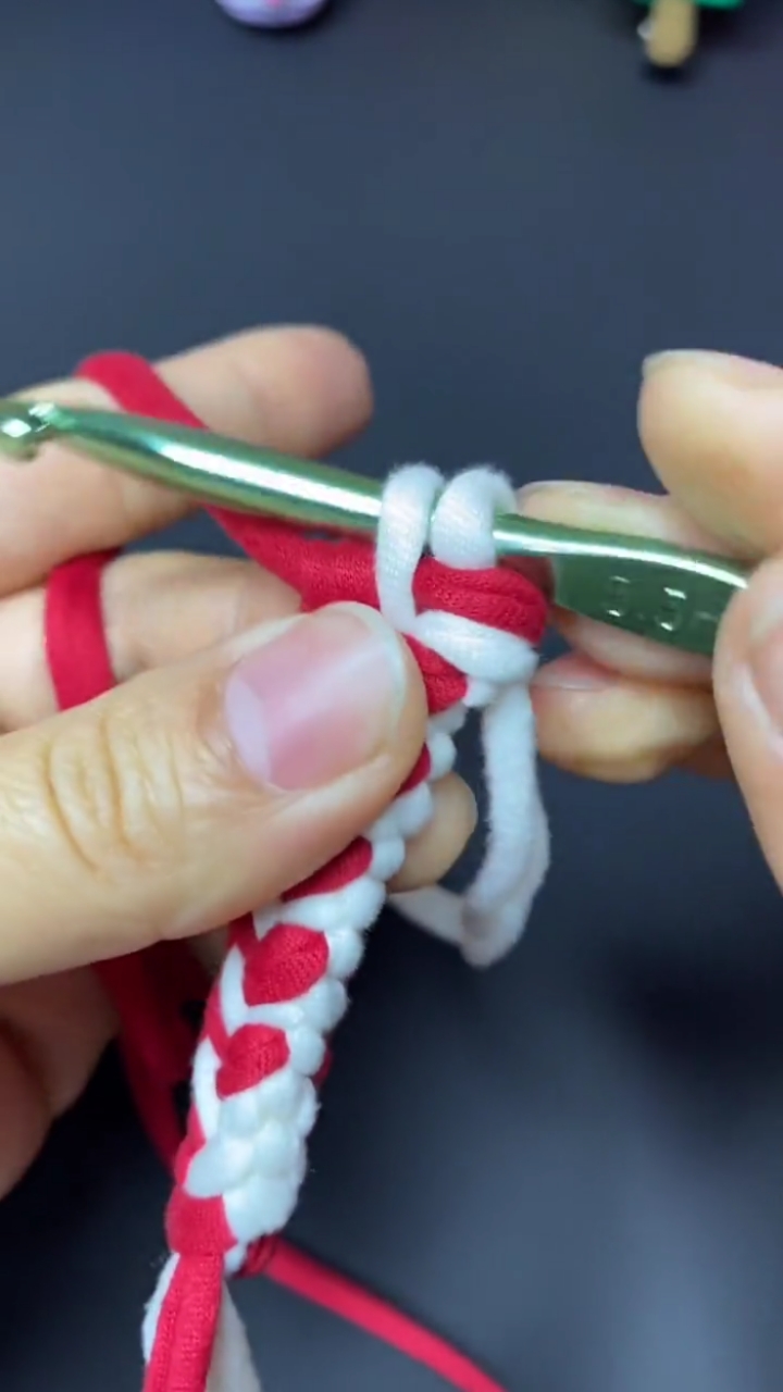 这是高手#双色线带子的钩法-度小视