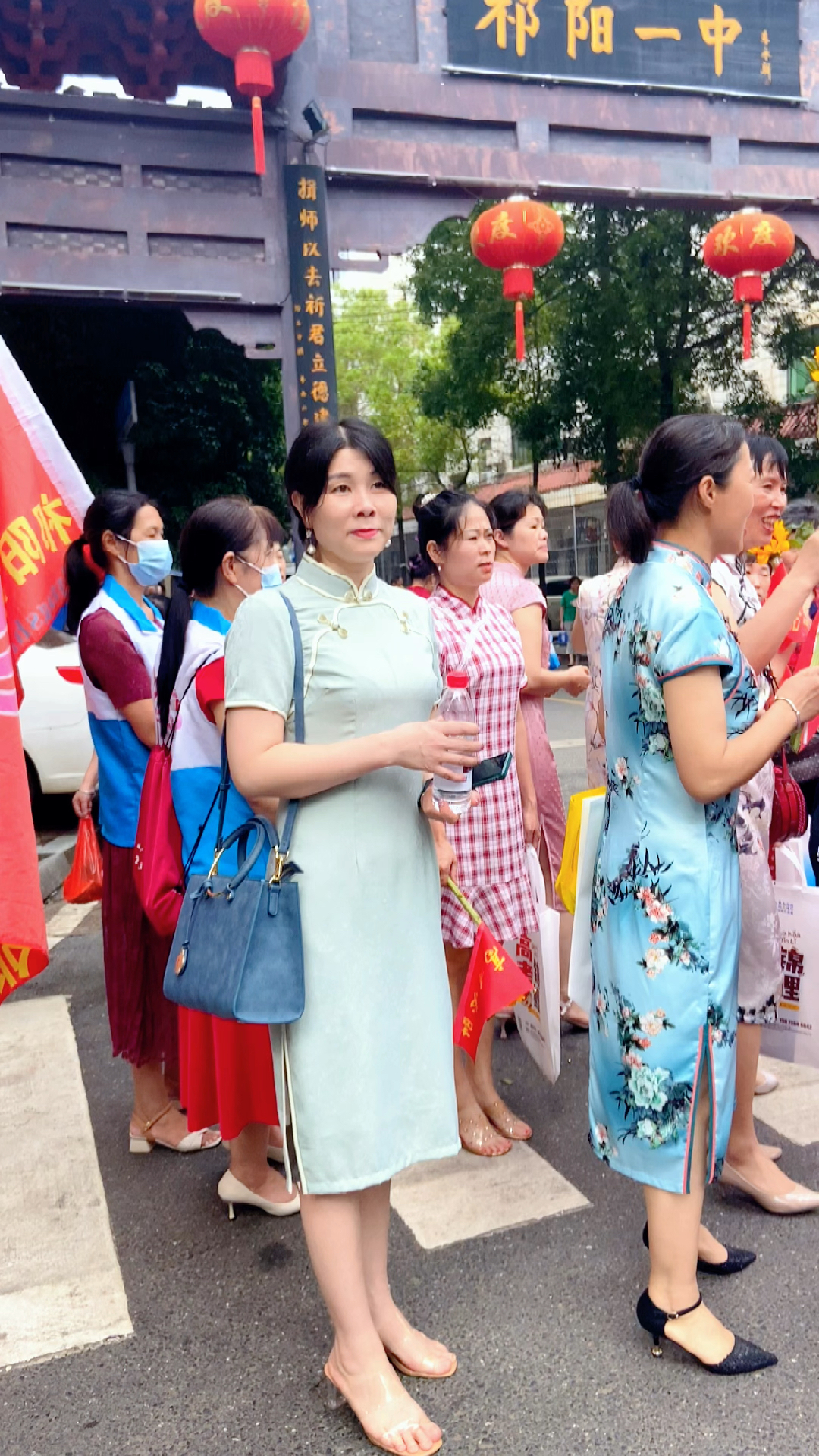 2022高考季湖南祁阳一中高考场外的旗袍妈妈们穿旗袍就是要旗开得胜