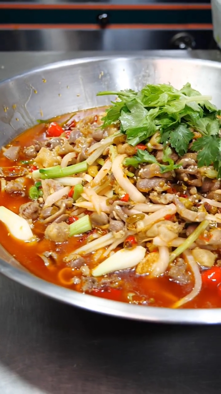 黔江鸡杂也是重庆美食的一张名片,历史悠久,平时不要的鸡杂也可以做成