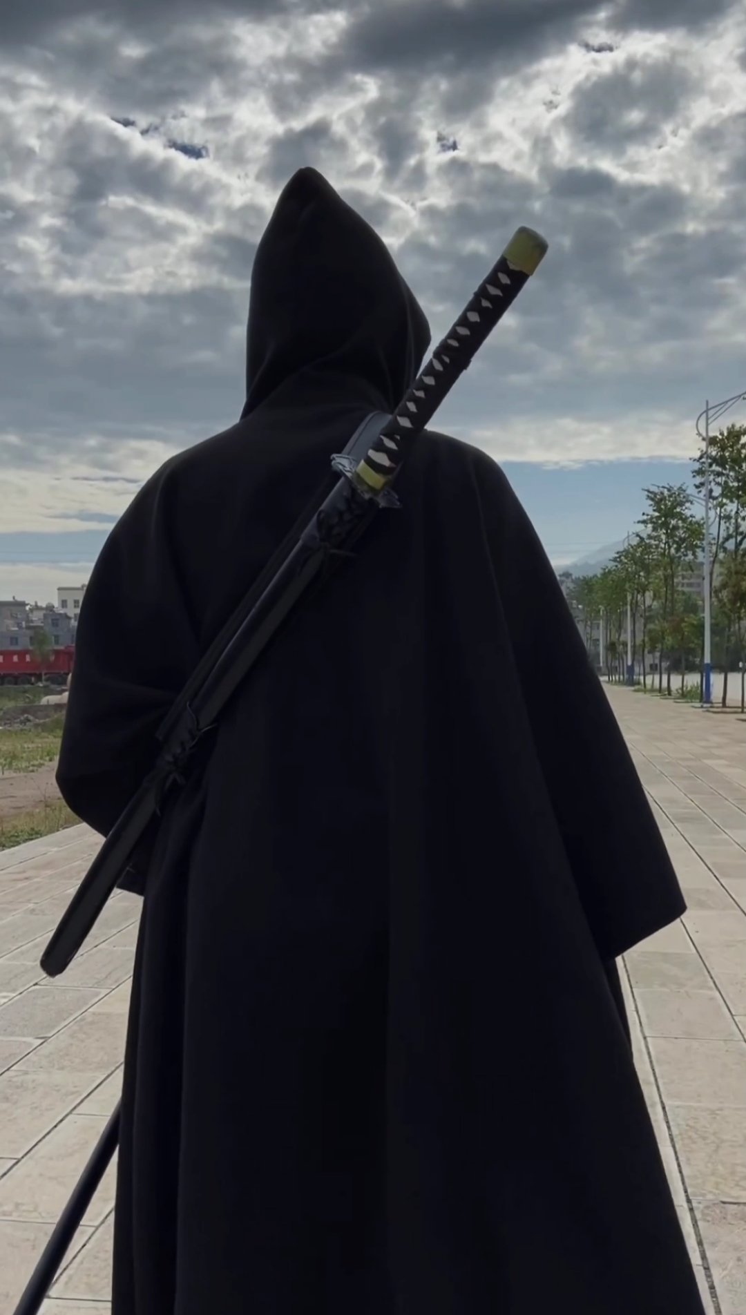 刺客#不良黑袍人:突然想起我16岁的时候自信又张狂的说过我会出人头