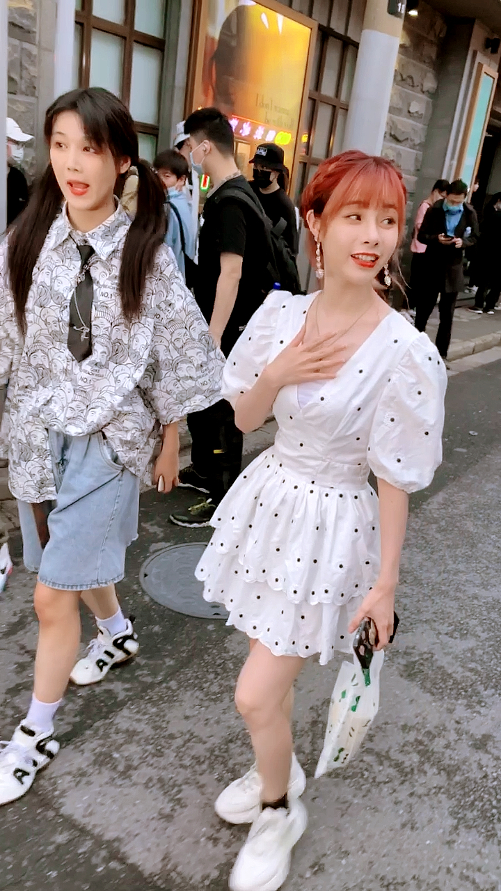 女团snh48闫明筠与沈小爱出街热热闹闹欢欢喜喜这表情囧哈哈哈