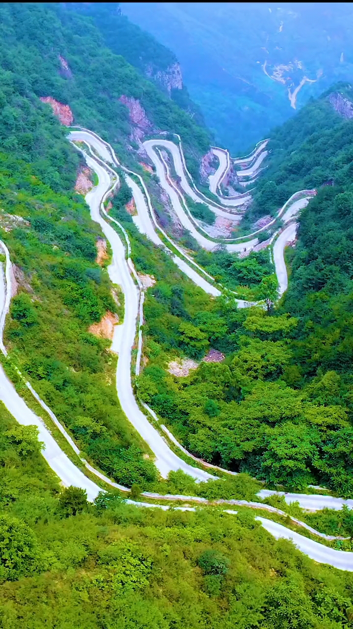 太行深处有这么一条盘山路,犹如一条巨蟒倒挂在海拔1500米的悬崖峭壁